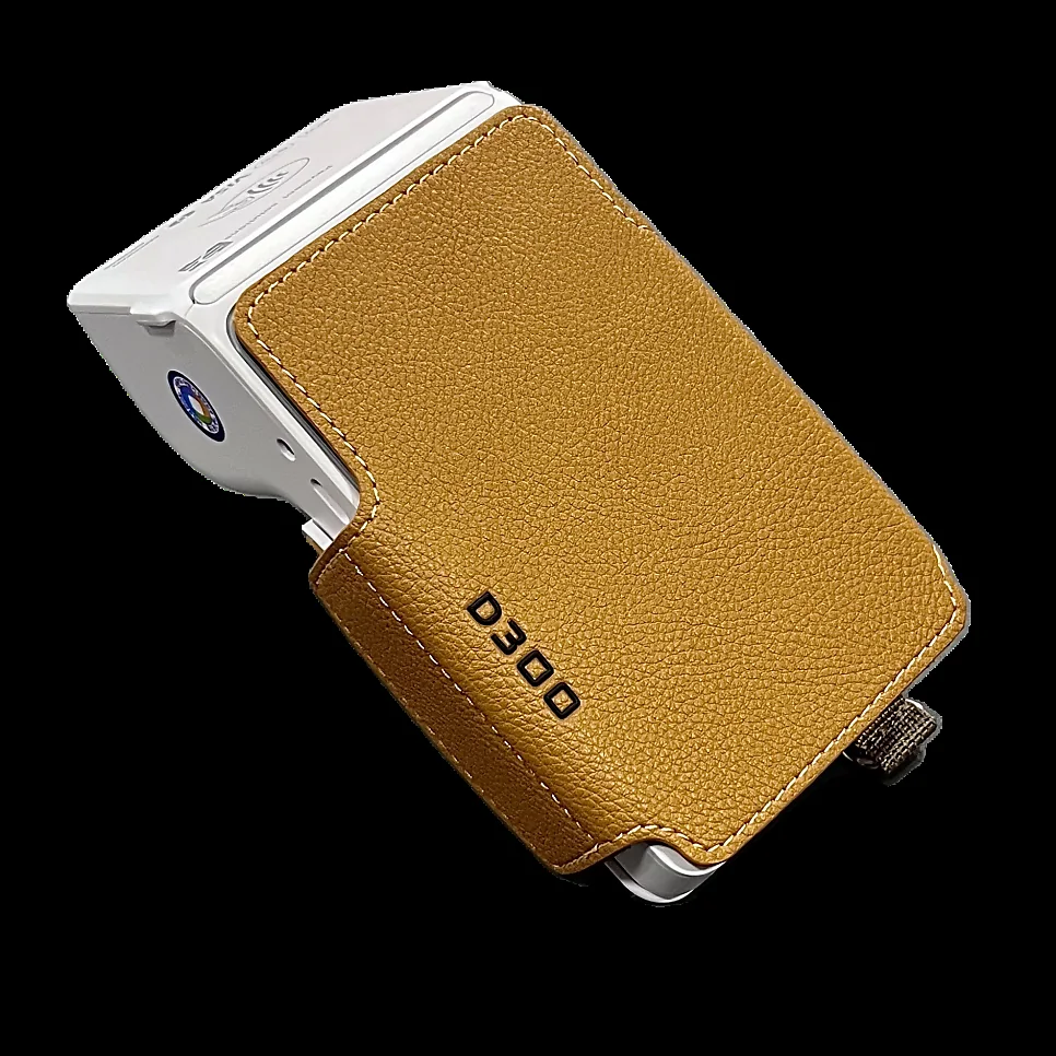 LC-D300 — 가죽 케이스를 씌운 모습. 케이스에 D300 이 새겨져 있습니다.